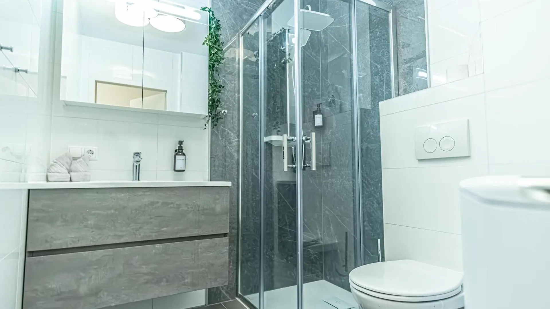 9-Min To City Center, Comfy 1Br,1Lr W Balcony Vienna